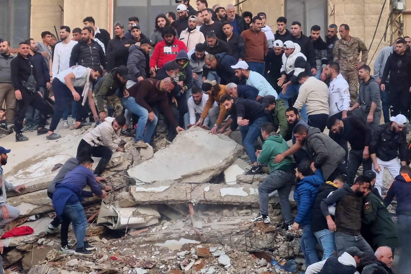 Rescue teams search for survivors in building collapse that killed at least 9 in northern Lebanon | iNFOnews.ca