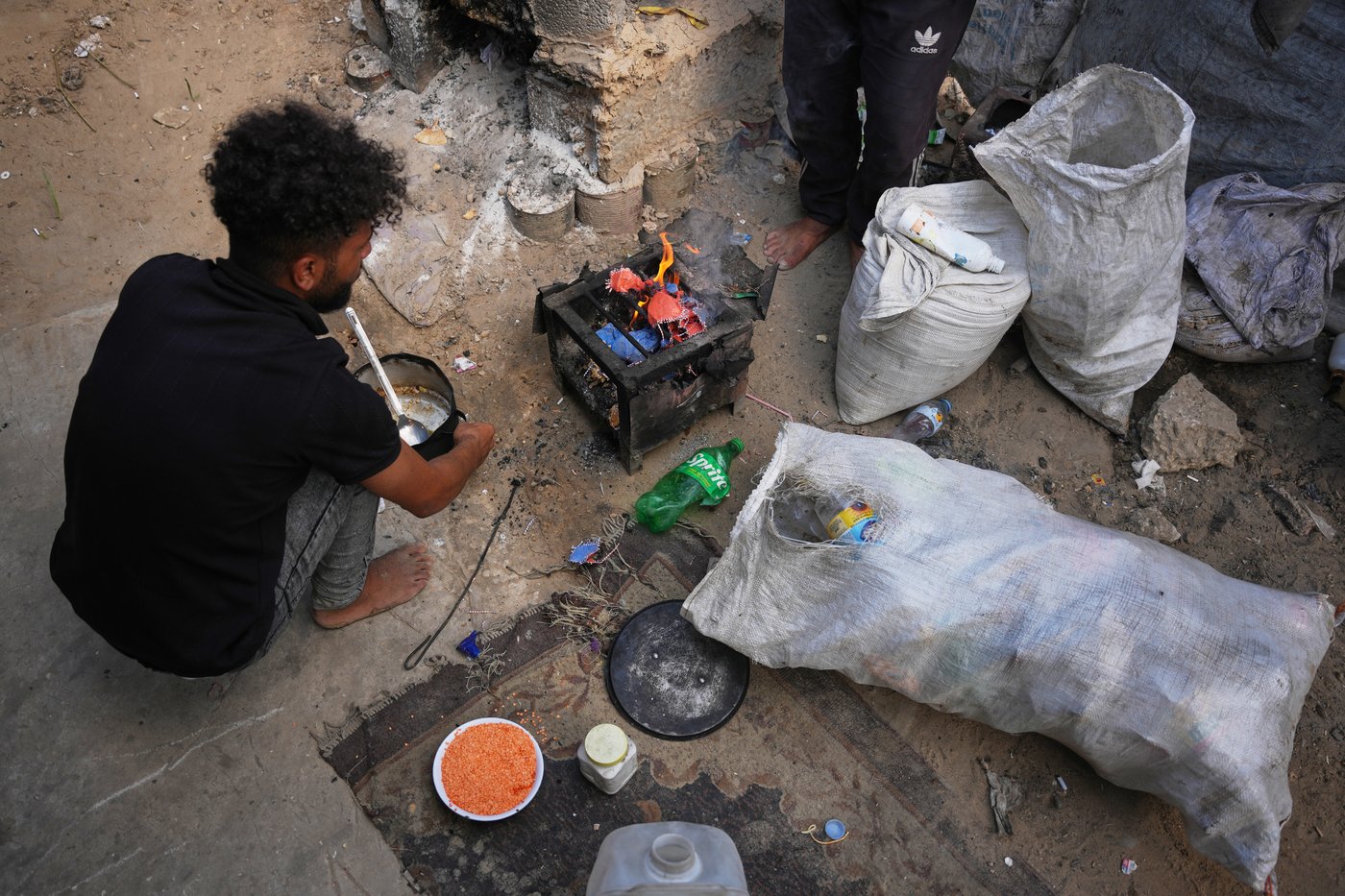 Palestinians in Gaza scavenge trash for things to burn to cook meals, in photos | iNFOnews.ca