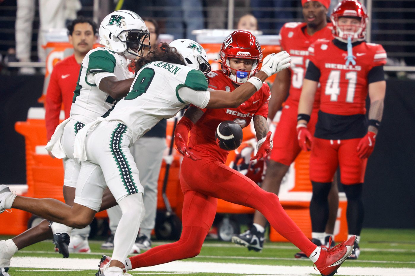 Anthony Colandrea throws 3 TD passes to lead UNLV to 38-10 victory over Hawaii | iNFOnews.ca