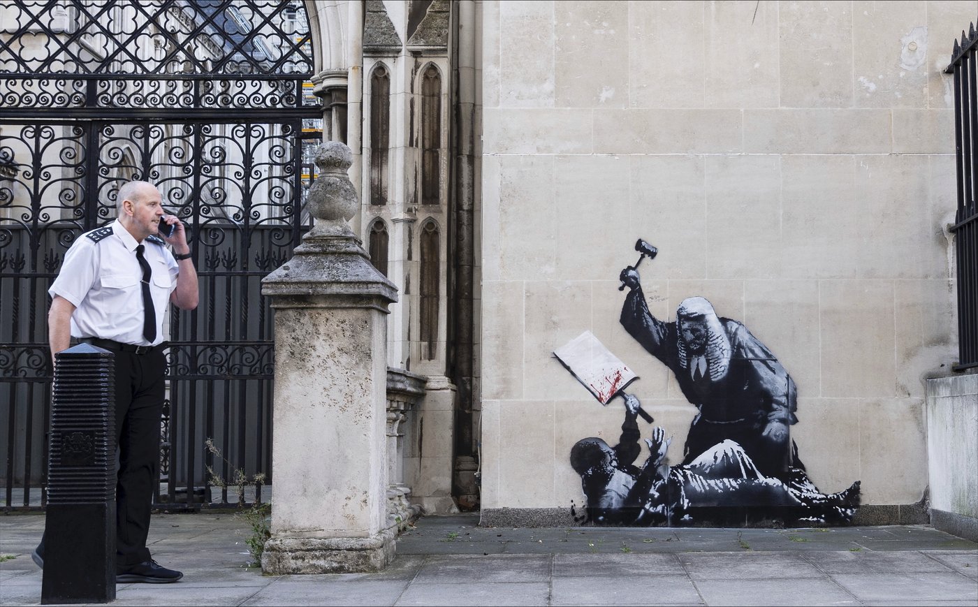 New Banksy mural of a judge beating a protester to be removed from outside London court | iNFOnews.ca New Banksy mural of a judge beating a protester to be removed from outside London court | iNFOnews.ca