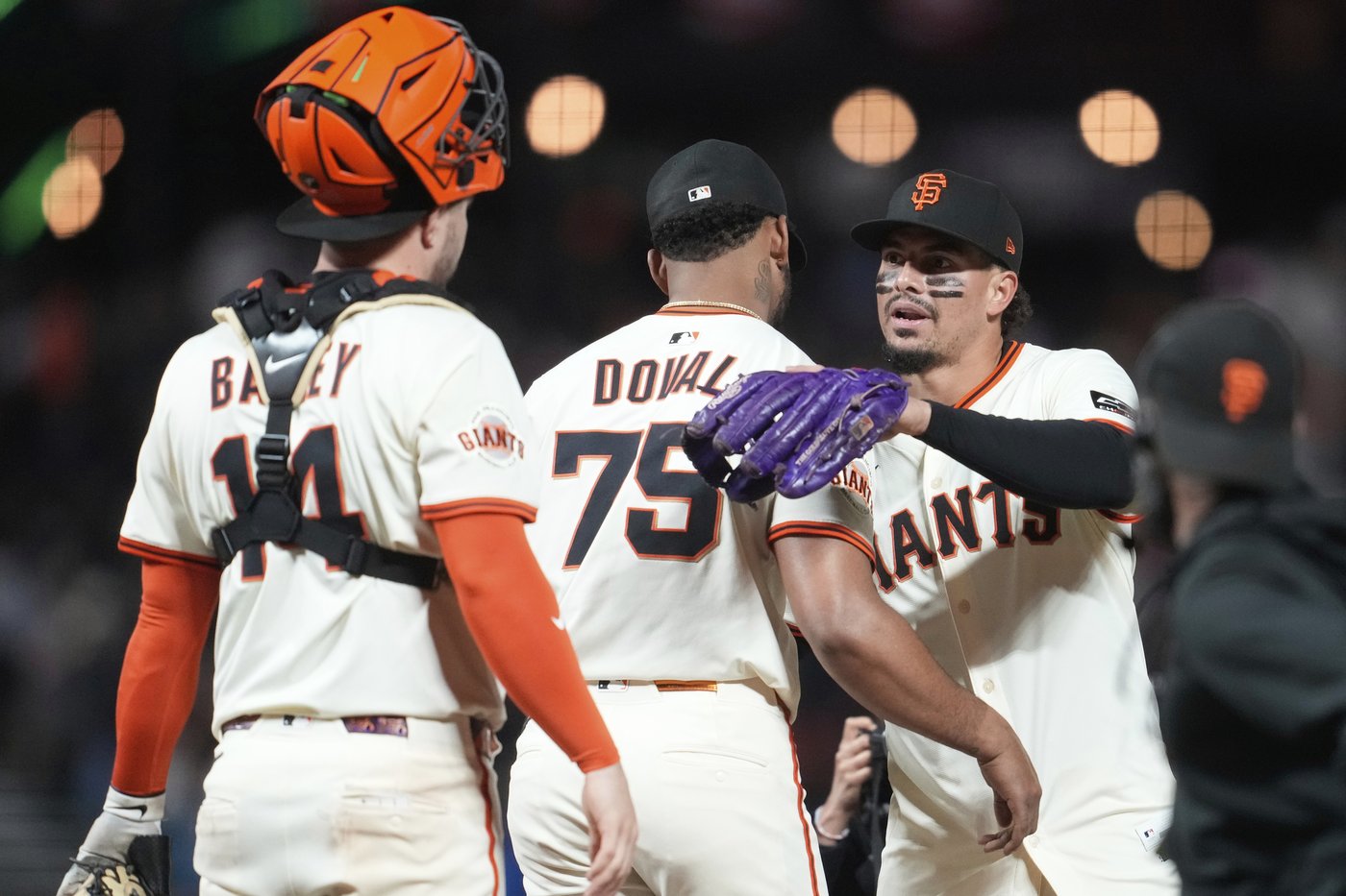 Giants score 2 in 8th inning to beat Phillies 3-1 | iNFOnews.ca Giants score 2 in 8th inning to beat Phillies 3-1 | iNFOnews.ca