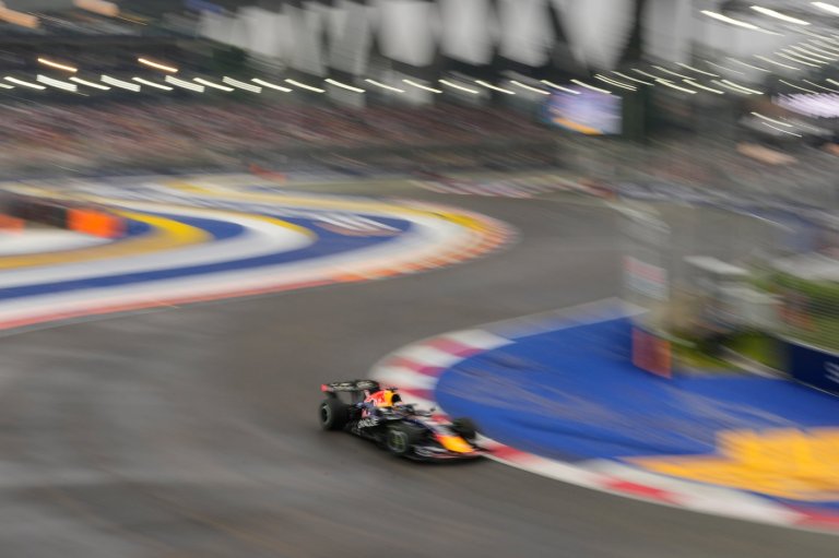 Russell crashes out from the lead as Verstappen wins Singapore F1 sprint race | iNFOnews.ca
