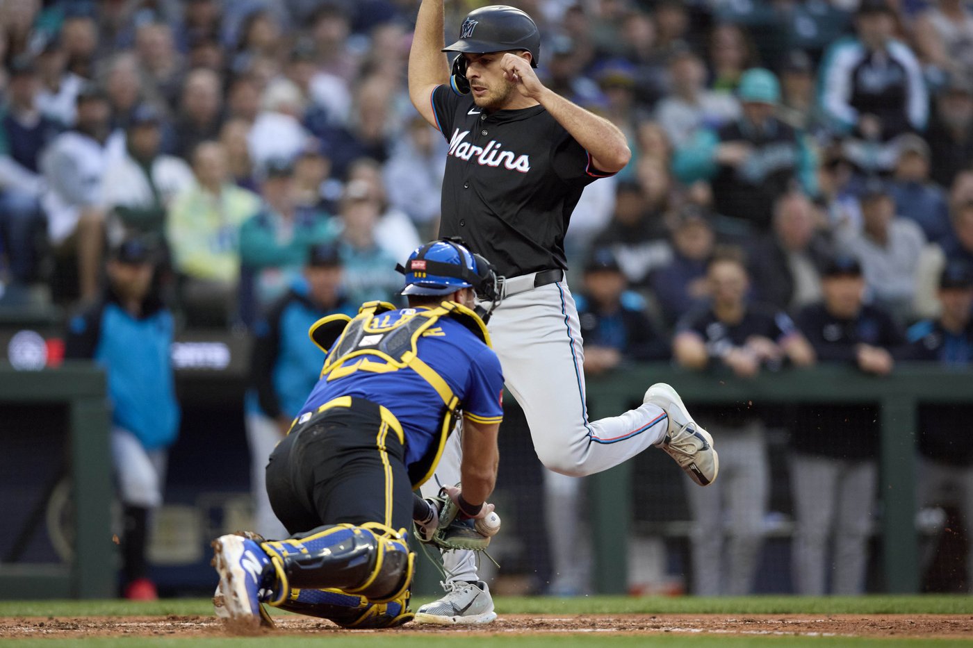 Gilbert leaves start early for Mariners and Moore's error helps Marlins win 8-4 | iNFOnews.ca