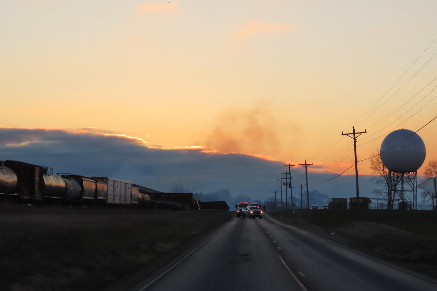 Derailed train in Kentucky causes a chemical leak and sparks a fire | iNFOnews.ca