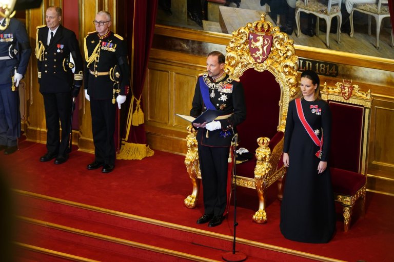 King Haakon VIII pledges an oath of allegiance to Norway's constitution as his father lies in state | iNFOnews.ca