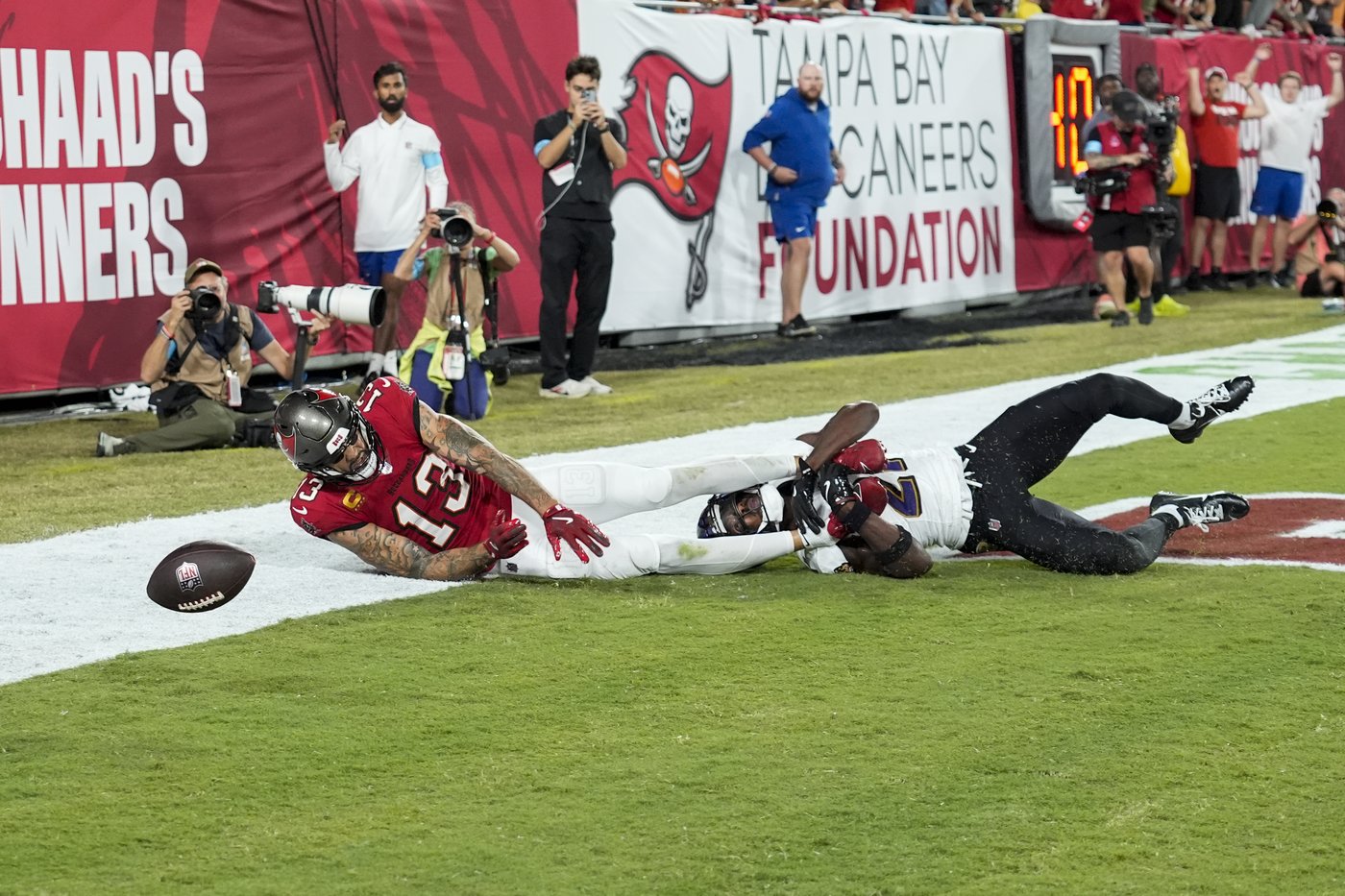 Lamar Jackson throws for 281 yards, 5 TDs to lead streaking Ravens to 41-31 victory over Buccaneers | iNFOnews.ca