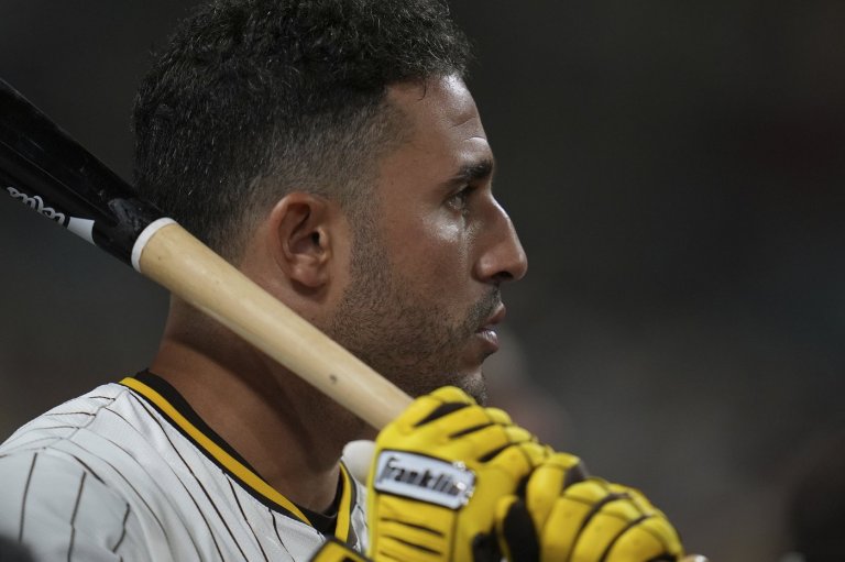 Padres outfielder Laureano has a broken finger and will miss the first round of the playoffs | iNFOnews.ca