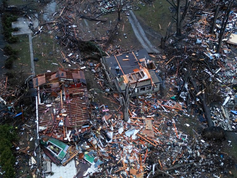 2 killed and homes damaged after tornadoes tear through Illinois and Indiana, more storms moving in | iNFOnews.ca