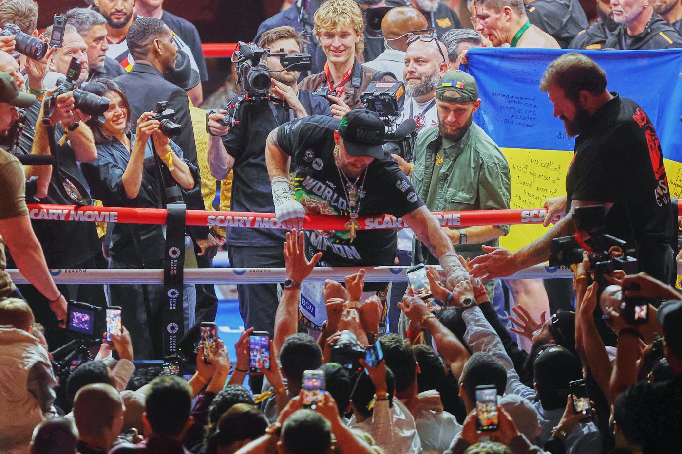 Usyk stops kickboxer Verhoeven in 11th round of heavyweight title fight in Egypt | iNFOnews.ca