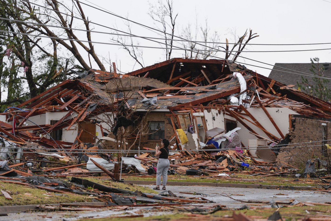 Oklahoma storms injure at least 11 and leave thousands without power | iNFOnews.ca