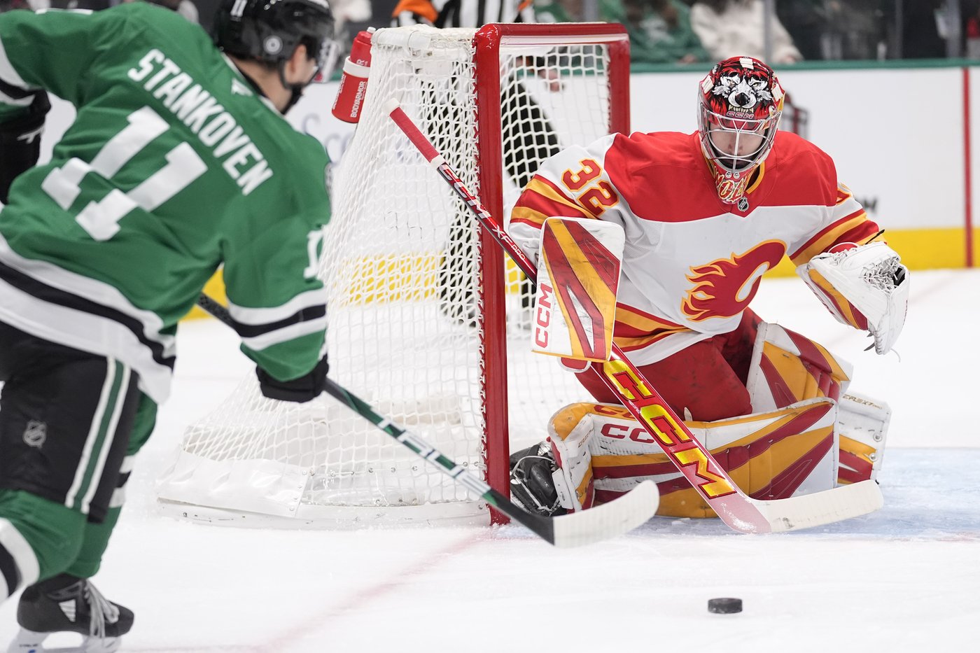 Hintz ignites third-period goal barrage as Stars beat Flames 6-2 | iNFOnews.ca