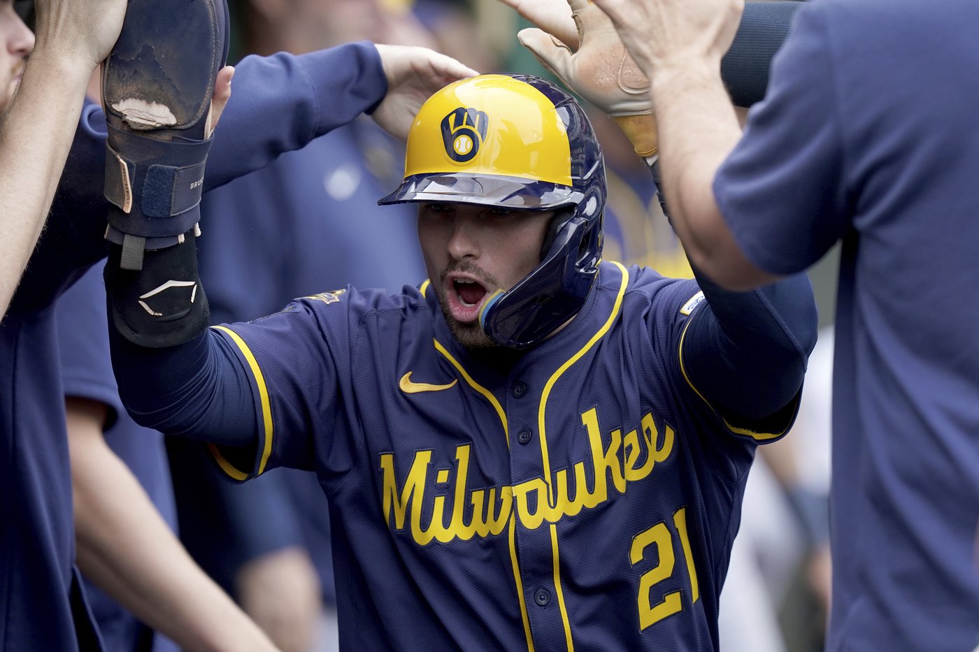 Durbin and Turang hit back-to-back doubles in the 8th to help the Brewers top the Pirates | iNFOnews.ca Durbin and Turang hit back-to-back doubles in the 8th to help the Brewers top the Pirates | iNFOnews.ca