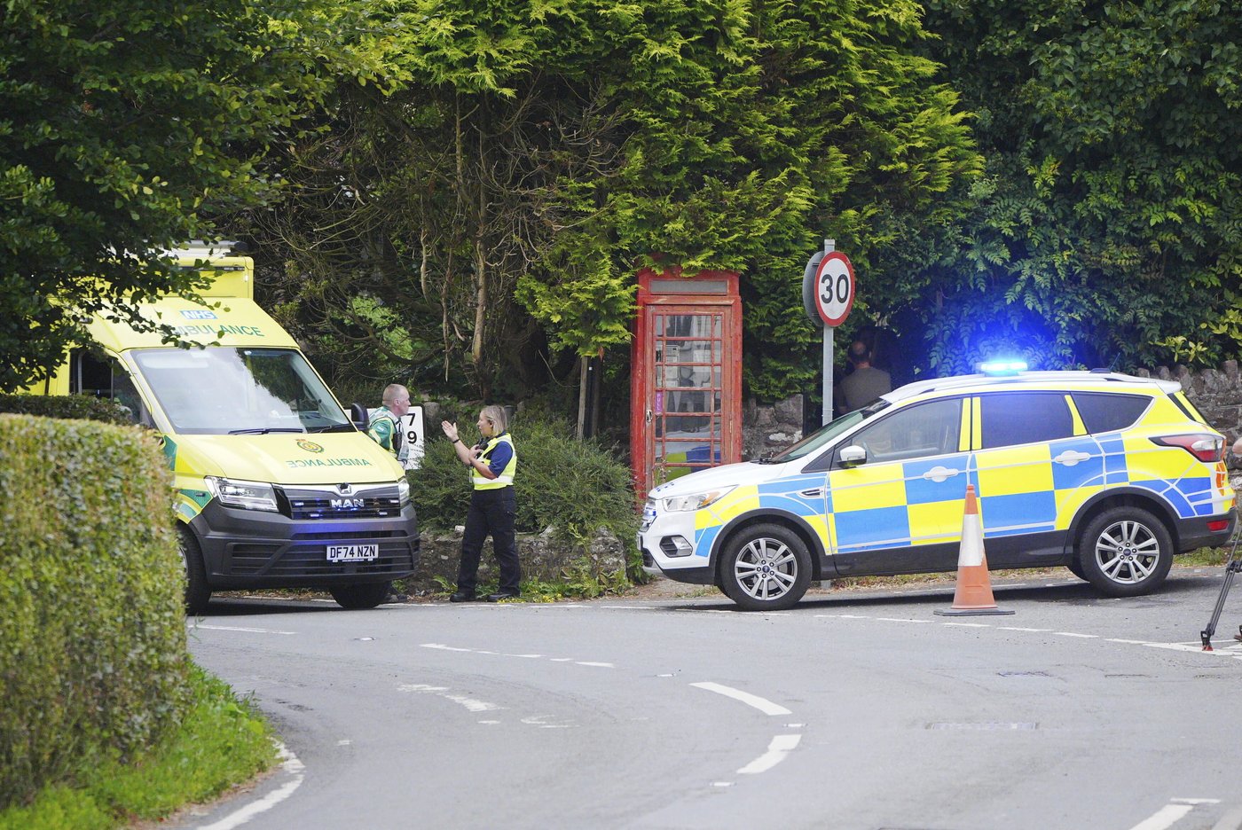 School bus crash in southwest England leaves 1 student dead, 2 seriously injured | iNFOnews.ca