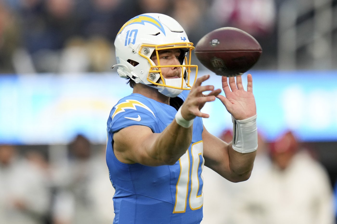 Chargers fall apart in a disastrous second half, capped by Herbert's first interception in 3 months | iNFOnews.ca Chargers fall apart in a disastrous second half, capped by Herbert's first interception in 3 months | iNFOnews.ca