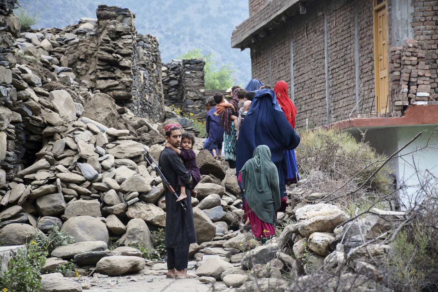 Earthquake in eastern Afghanistan destroys villages and kills 800 people, with 2,500 injured | iNFOnews.ca