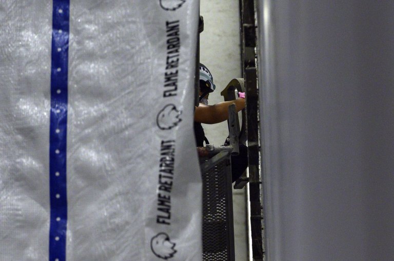 Workers begin removing Trump's name from the Kennedy Center, hours after a court-ordered deadline | iNFOnews.ca