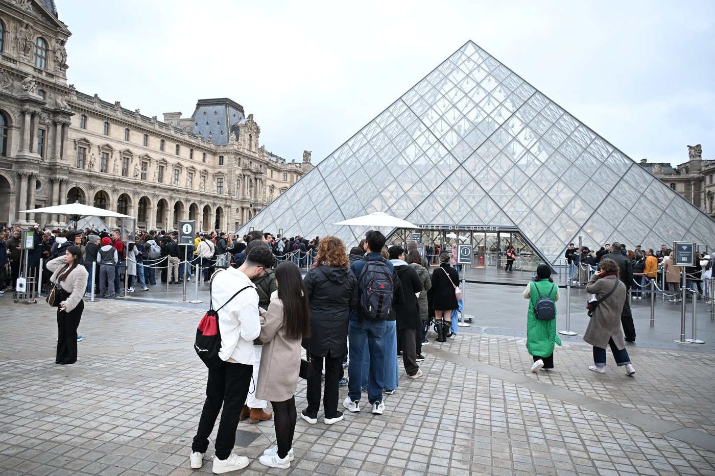 Finding the jewels and the brazen thieves in the Louvre heist is now a race against time | iNFOnews.ca