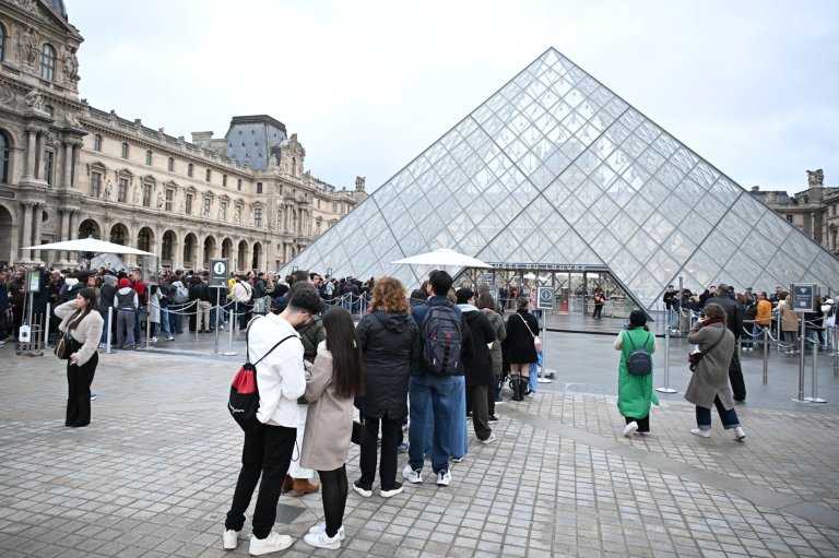 The Louvre's crown jewel heist is now a race against time for authorities - and the brazen thieves | iNFOnews.ca
