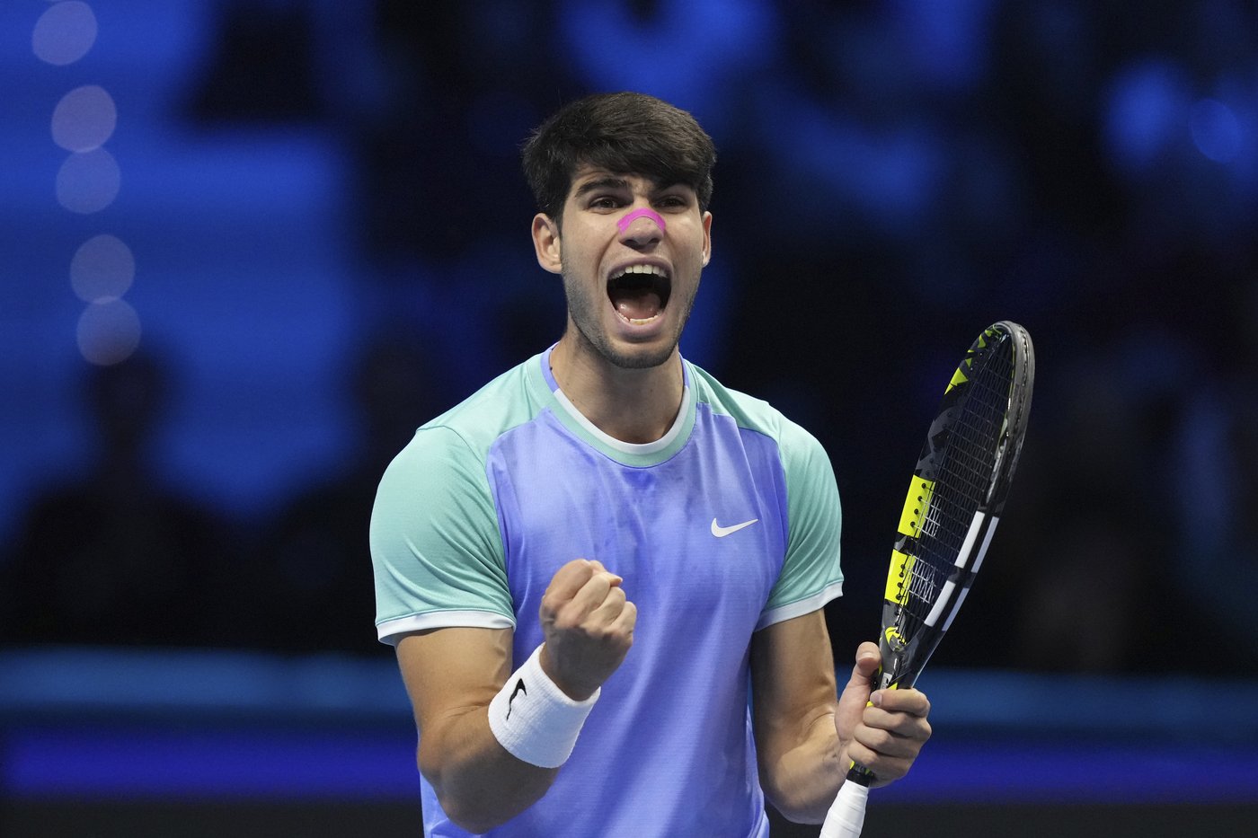 Alcaraz overcomes physical issues to move back into contention at ATP Finals. Zverev wins again | iNFOnews.ca Alcaraz overcomes physical issues to move back into contention at ATP Finals. Zverev wins again | iNFOnews.ca
