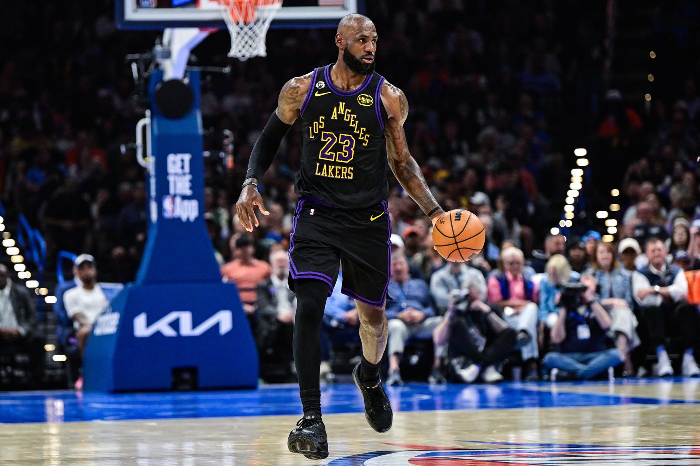 Gilgeous-Alexander’s 28 points lead Thunder's 139-96 rout of Lakers as Doncic hurts hamstring | iNFOnews.ca