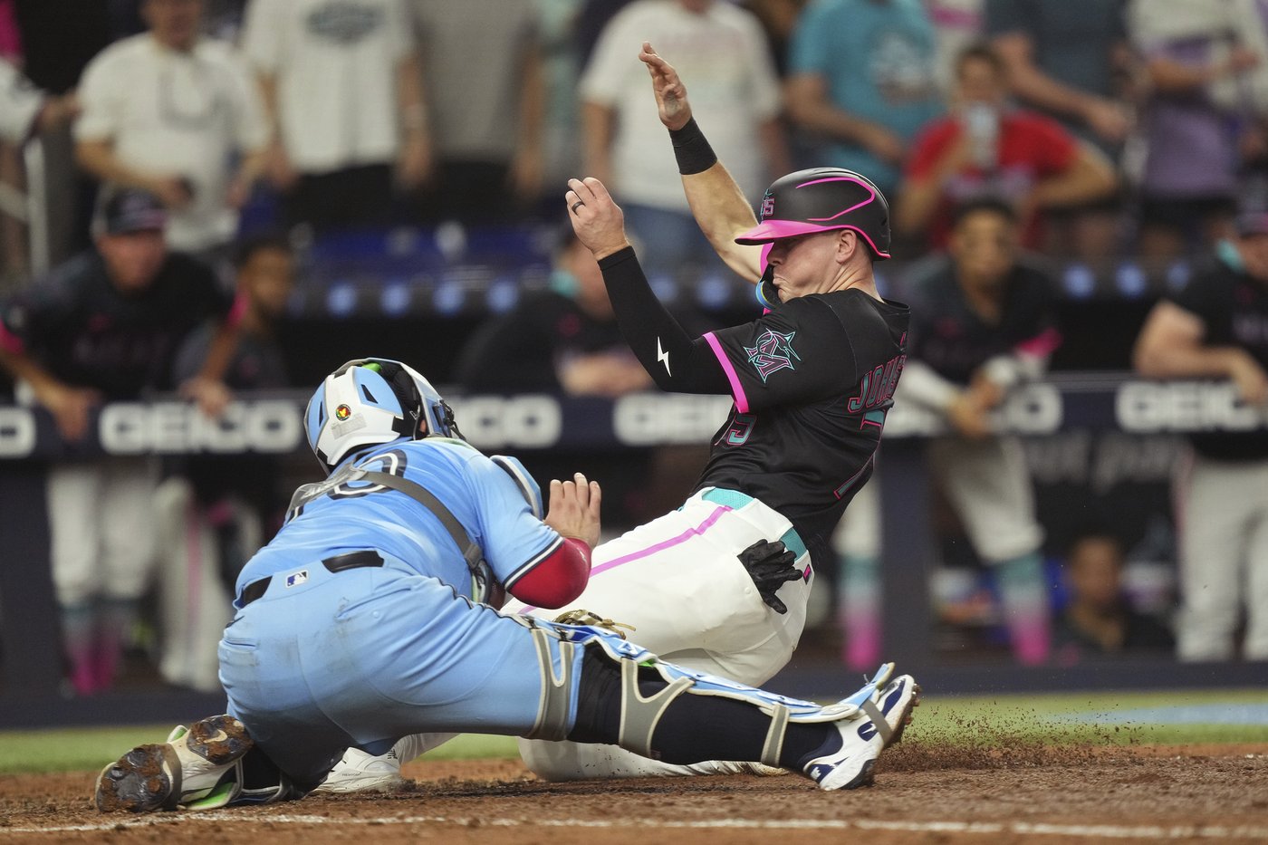 Bichette drives in winning run as Blue Jays hold off Marlins 7-6 in 12 innings | iNFOnews.ca