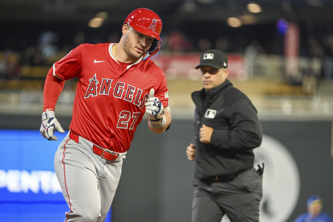 Mike Trout resumes swinging, plans return to running soon in his recovery from knee bone bruise | iNFOnews.ca Mike Trout resumes swinging, plans return to running soon in his recovery from knee bone bruise | iNFOnews.ca