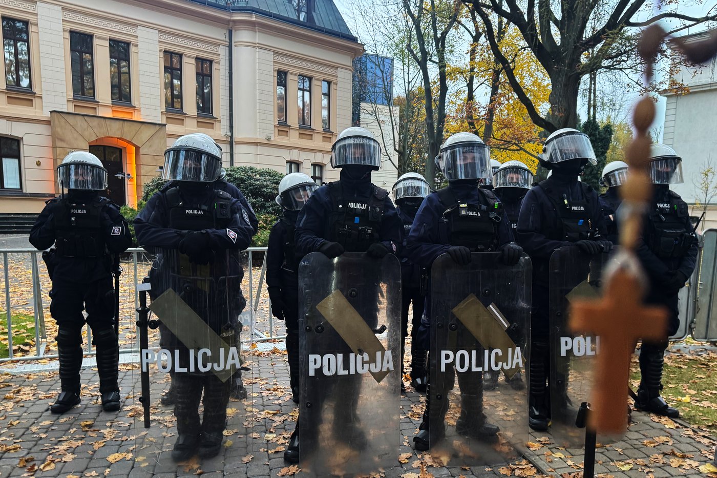 Police detain 3 protesters during overnight rally as Polish president backs suspended judge | iNFOnews.ca Police detain 3 protesters during overnight rally as Polish president backs suspended judge | iNFOnews.ca