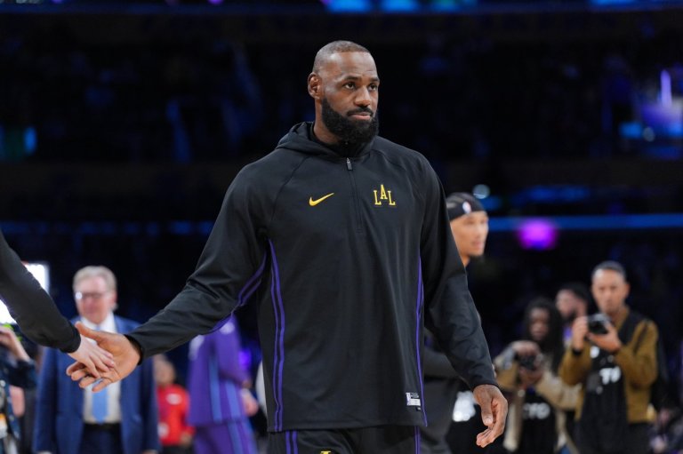 LeBron James in starting lineup to begin his record 23rd NBA season when Lakers face Jazz | iNFOnews.ca