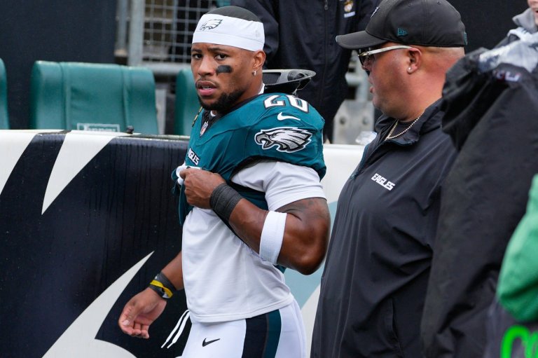 Eagles running back Saquon Barkley leaves game against Rams with apparent hamstring injury | iNFOnews.ca