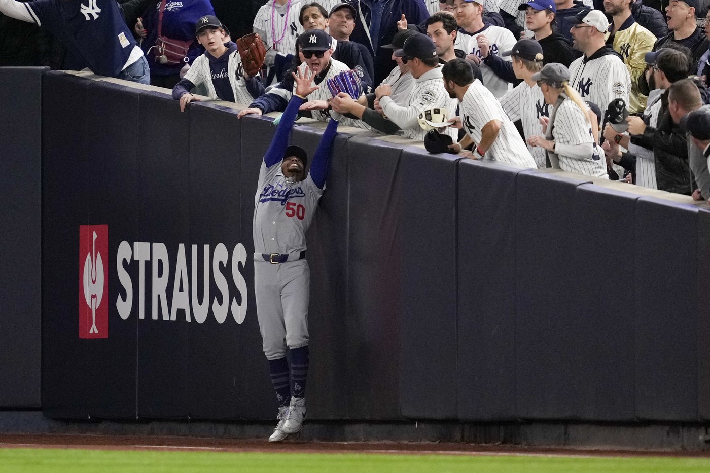 Yankees fans who interfered with Betts' catch are banned from Game 5 of the World Series | iNFOnews.ca