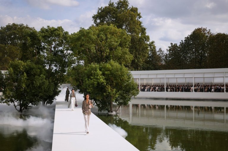 Rihanna, Jennifer Lawrence and a Paris runway full of bras: Dior comes undone in mist | iNFOnews.ca
