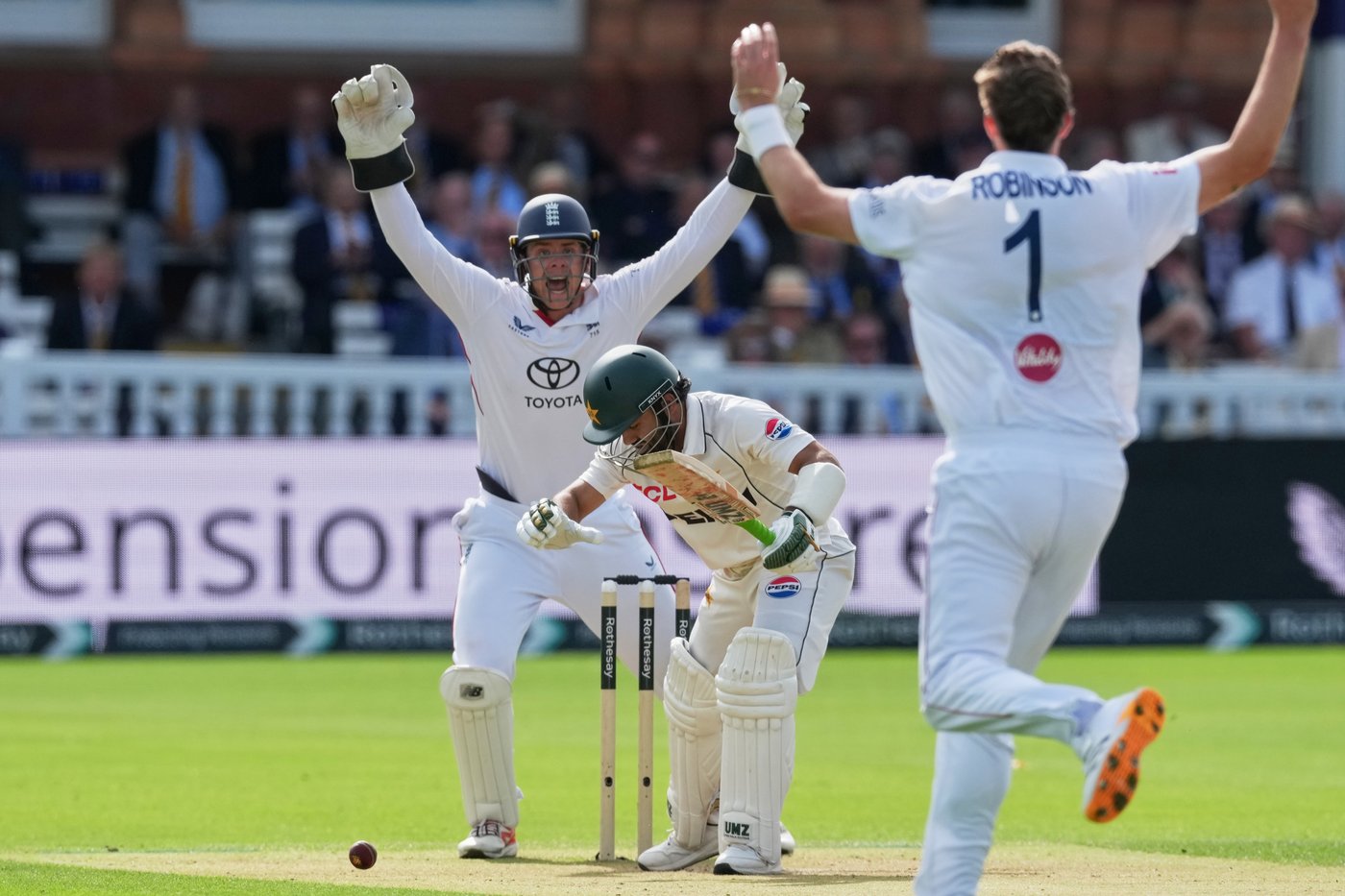 England's seamers rip through Pakistan for 110, taking a 180-run lead at Lord's | iNFOnews.ca England's seamers rip through Pakistan for 110, taking a 180-run lead at Lord's | iNFOnews.ca