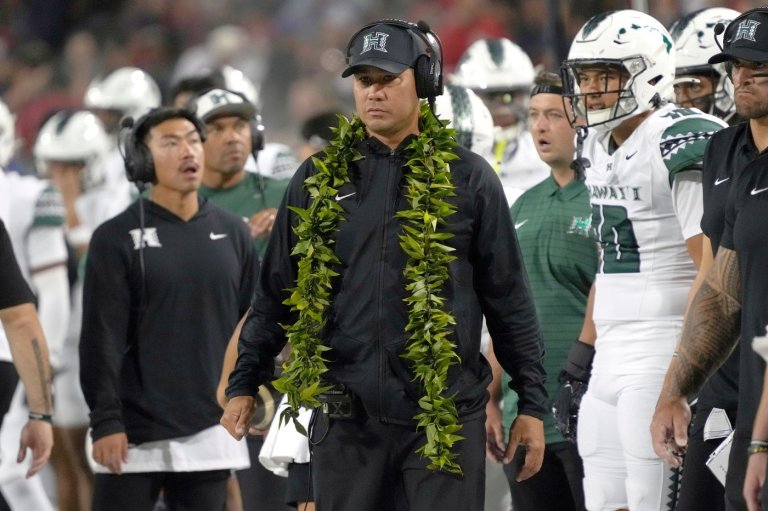 Hawaii stuns Cal in 35-31 in Hawaii Bowl on backup QB Drew Weaver's last-minute TD pass | iNFOnews.ca