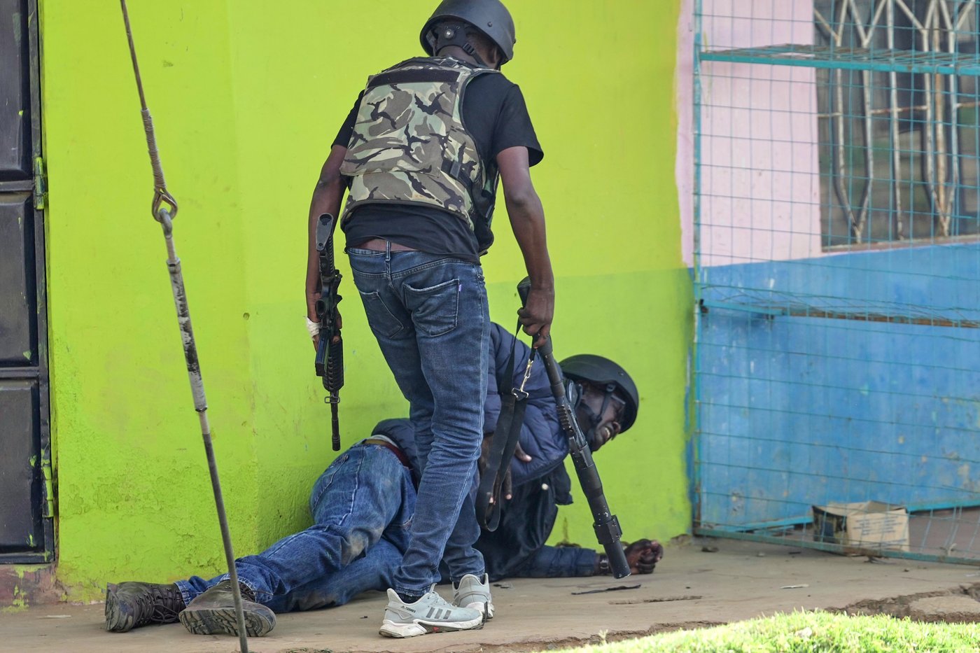 Kenya protesters clash with police over proposed Ebola center for US citizens, in photos | iNFOnews.ca