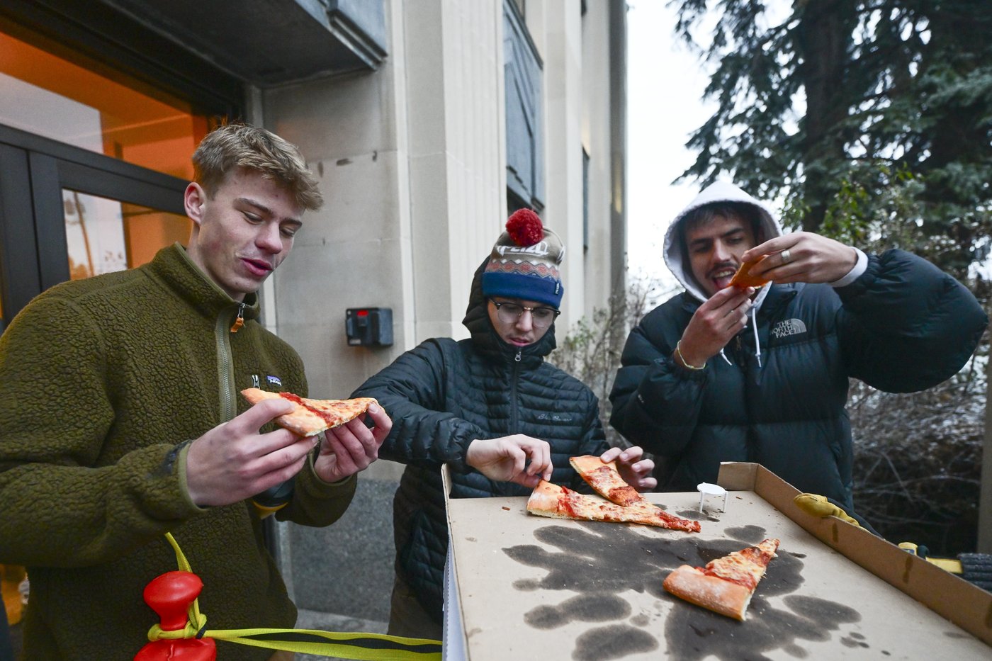 Free pizza and a DJ help defrost Montana voters lined up until 4 a.m. in the snow to vote | iNFOnews.ca