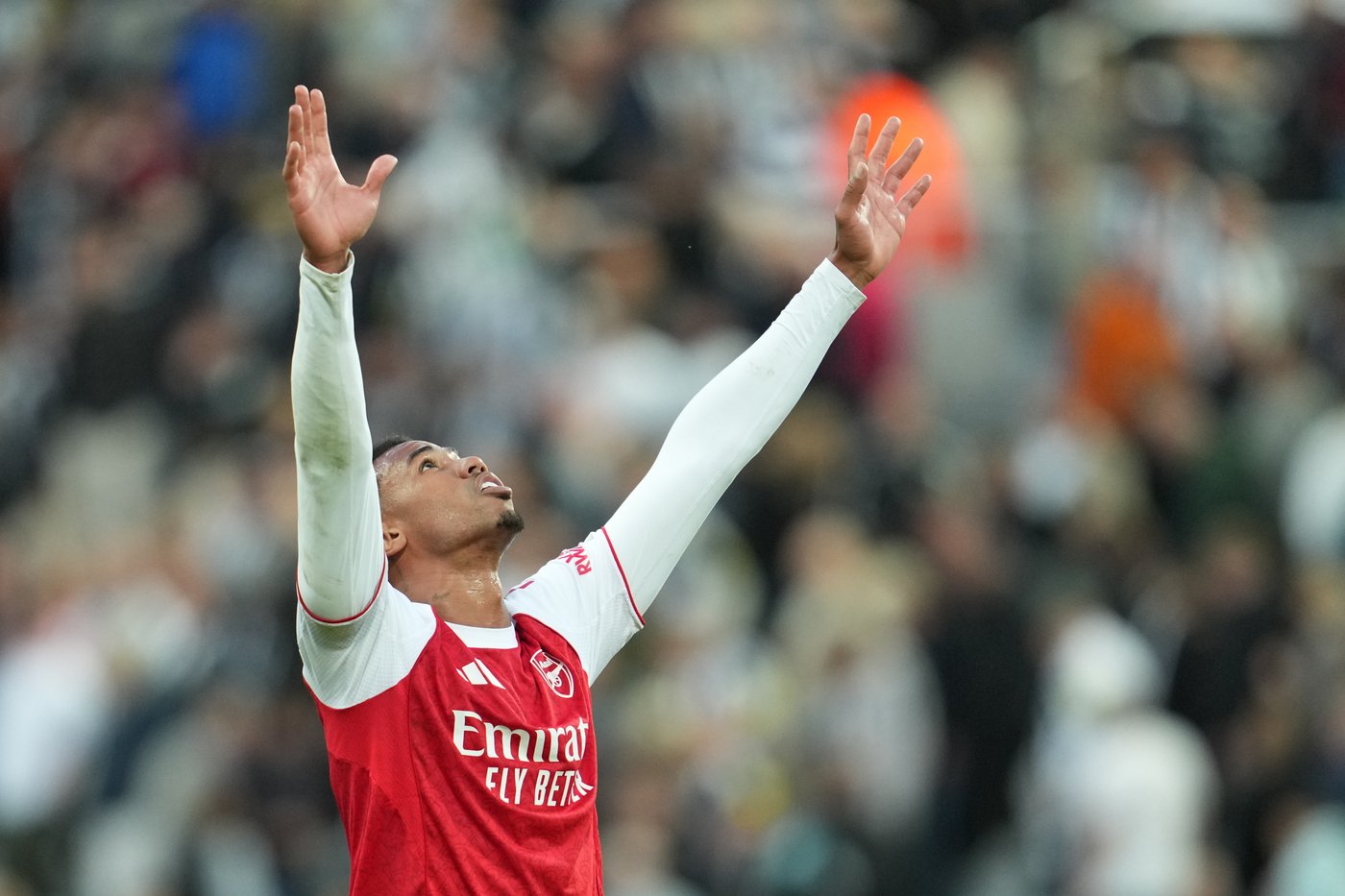 Arsenal scores two late goals to beat Newcastle and close in on Premier League leader Liverpool | iNFOnews.ca