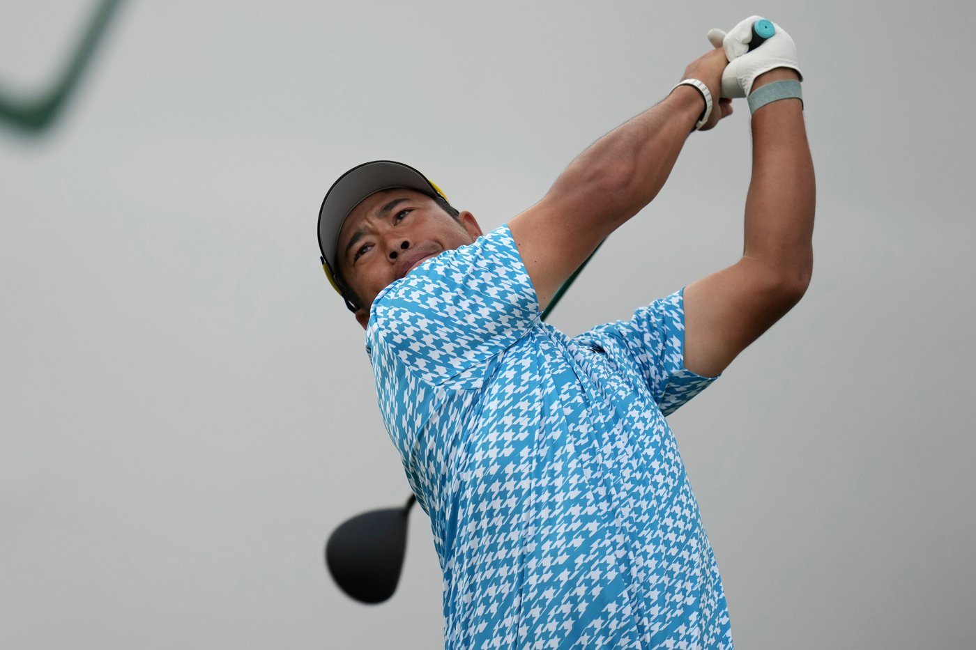 Hisatsune chips in for birdie after water ball, shoots 63 to take 2nd-round lead at Phoenix Open | iNFOnews.ca Hisatsune chips in for birdie after water ball, shoots 63 to take 2nd-round lead at Phoenix Open | iNFOnews.ca
