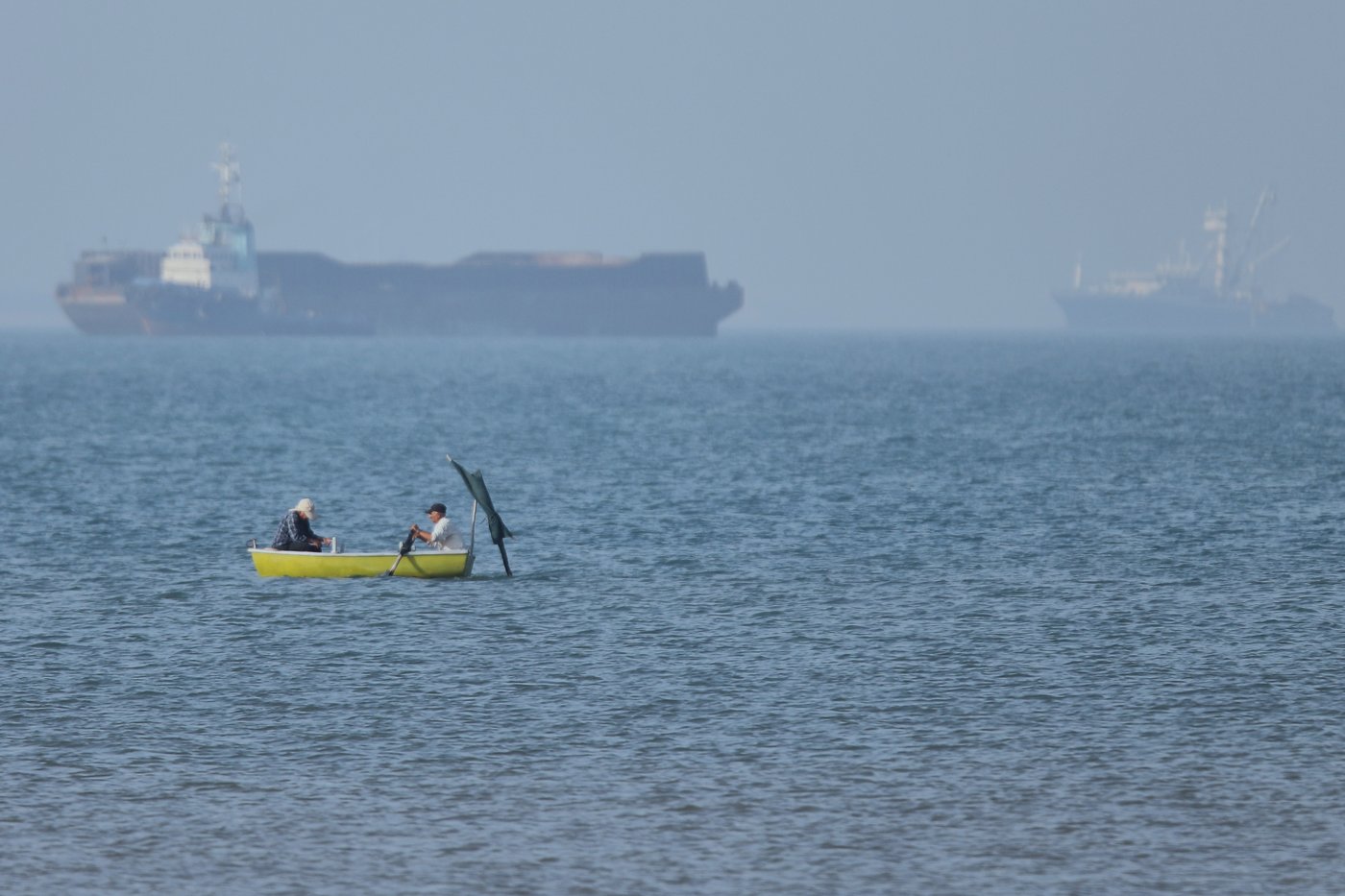 US tries to force open the Strait of Hormuz as the UAE comes under attack in a test of Iran truce | iNFOnews.ca