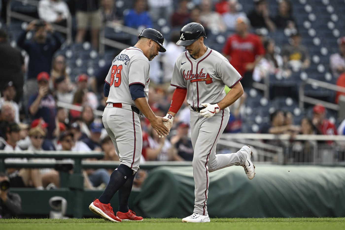 Rookie Dylan Crews hits tiebreaking HR before leaving game as Nationals top Braves 5-3 | iNFOnews.ca