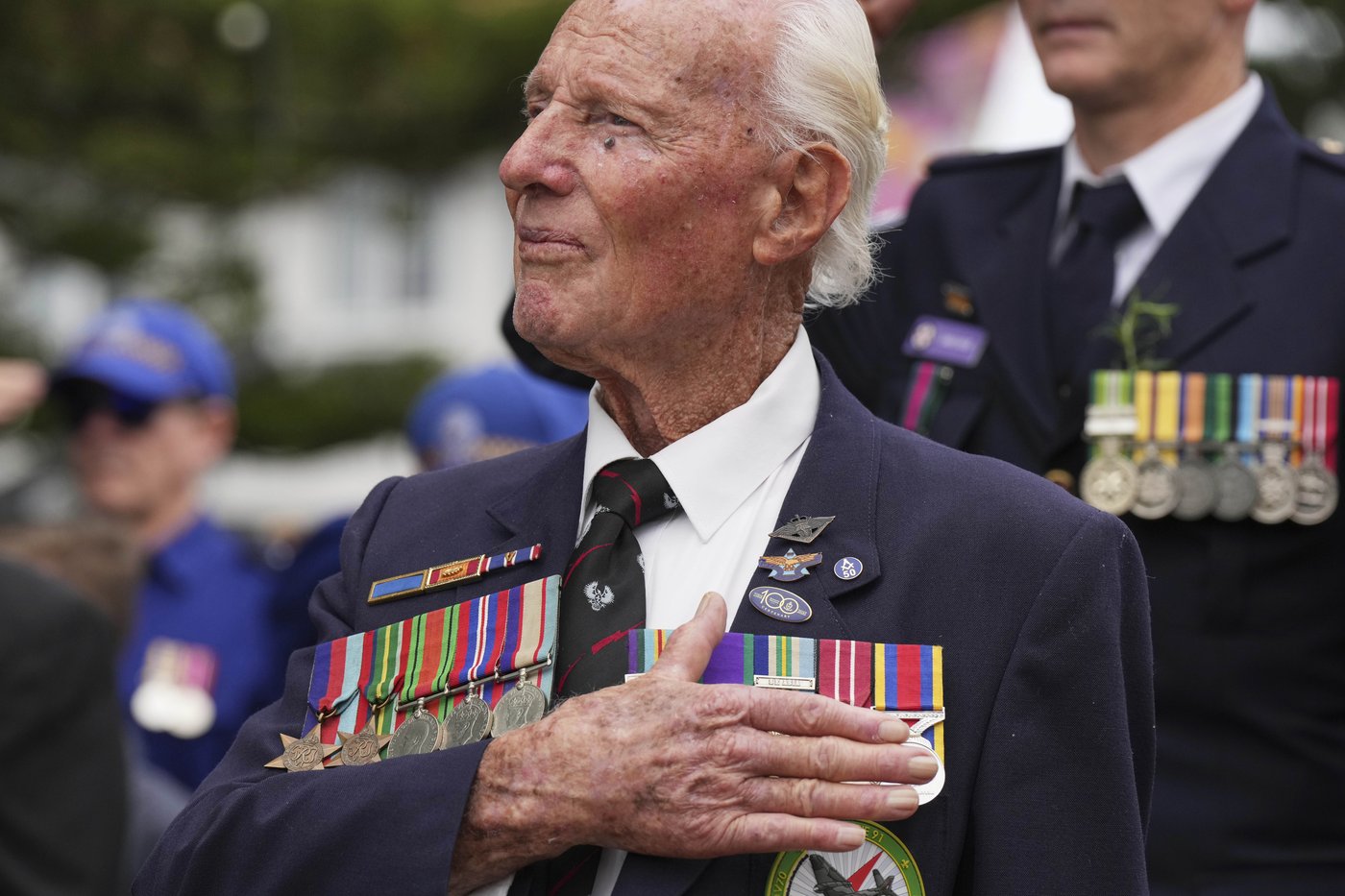Australians and New Zealanders commemorate war dead on Anzac Day | iNFOnews.ca