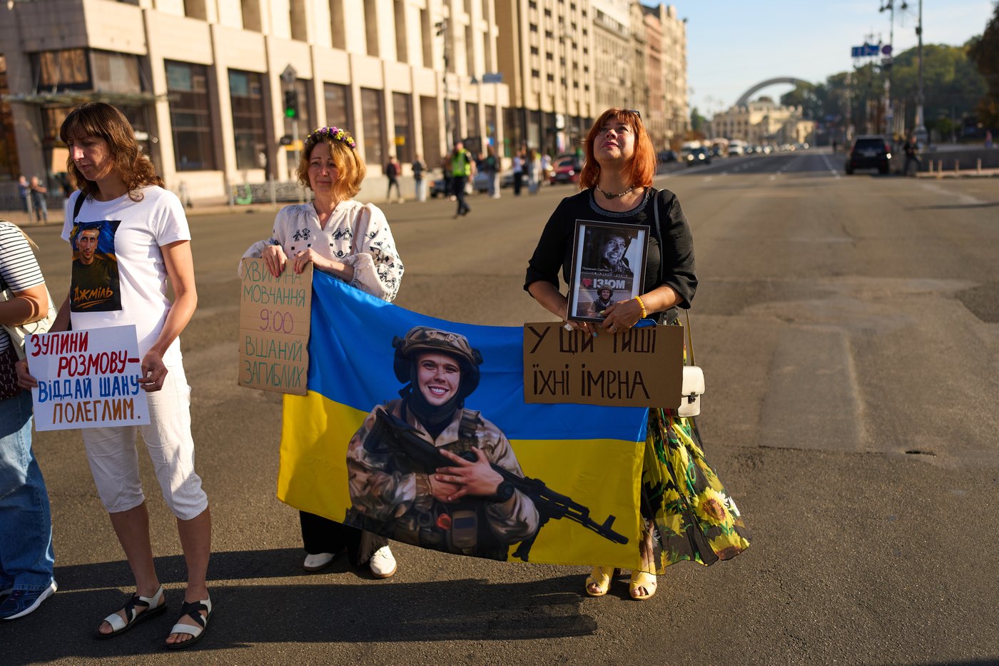 Photos show Kyiv pausing for Ukraine’s daily minute of silence | iNFOnews.ca