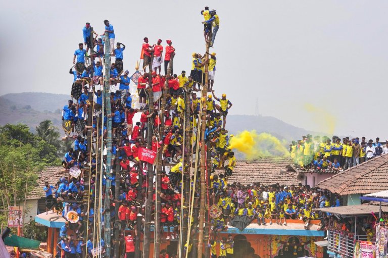Villagers compete to erect huge bamboo poles at an Indian folk festival, in photos | iNFOnews.ca