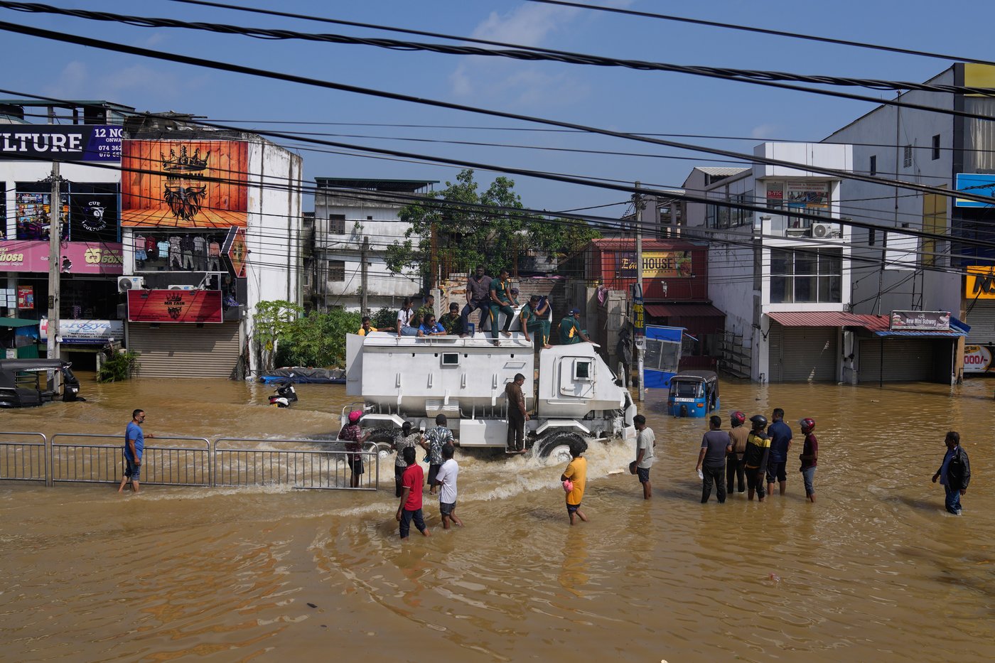 Indonesian residents hunt for food and water after deadly floods. 193 dead in Sri Lanka | iNFOnews.ca Indonesian residents hunt for food and water after deadly floods. 193 dead in Sri Lanka | iNFOnews.ca