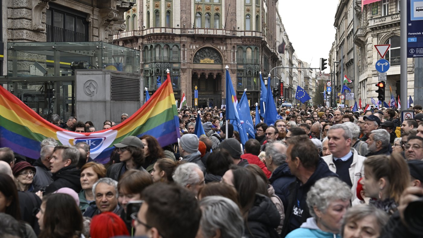 Protesters rally for the fourth week against Hungary's law banning LGBTQ+ Pride events | iNFOnews.ca Protesters rally for the fourth week against Hungary's law banning LGBTQ+ Pride events | iNFOnews.ca