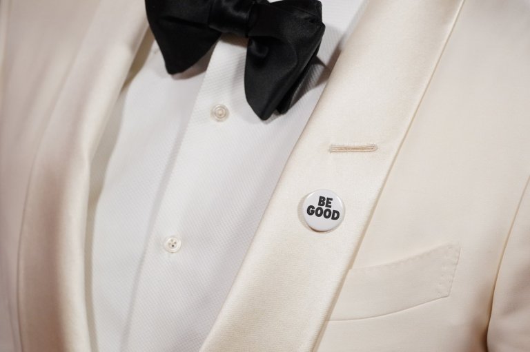 Celebrities wear pins protesting ICE on the Golden Globes red carpet | iNFOnews.ca