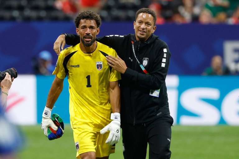 Cape Verde 40-year-old goalkeeper Vozinha turns in a 'dream' performance in his World Cup debut | iNFOnews.ca