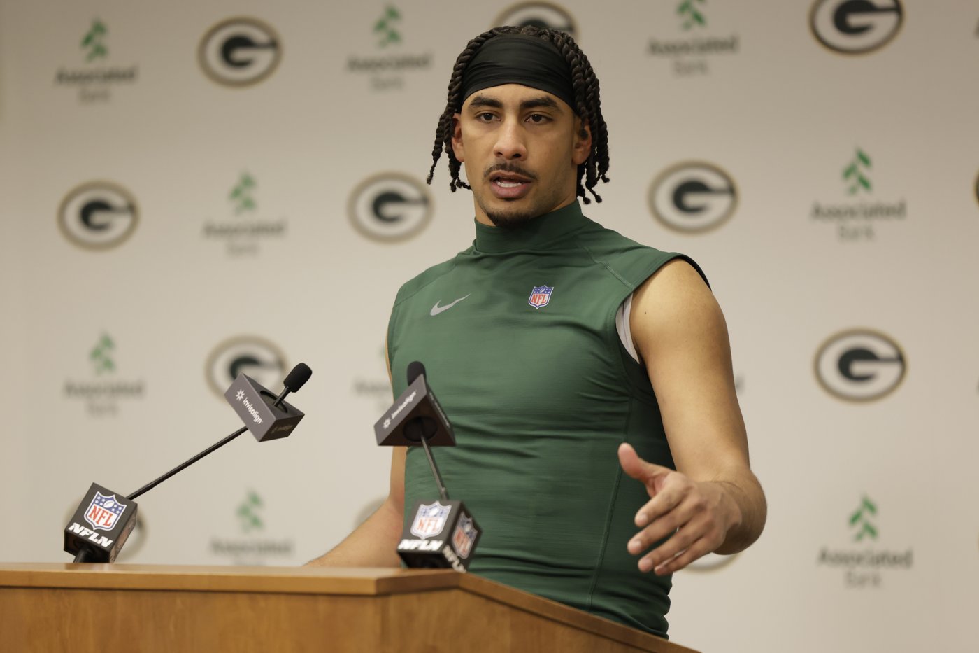 Eagles and Packers head into their wild-card matchup with QBs Hurts and Love fighting injuries | iNFOnews.ca