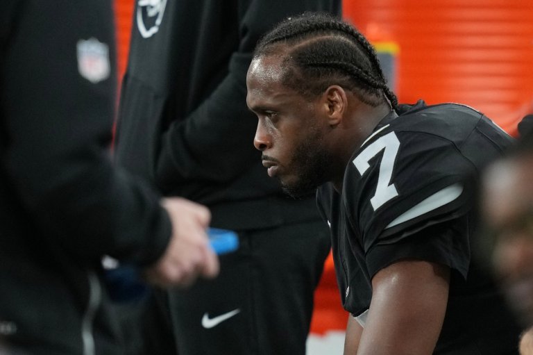 Geno Smith's frustration boils over with obscene gesture toward fed-up Raiders fans | iNFOnews.ca