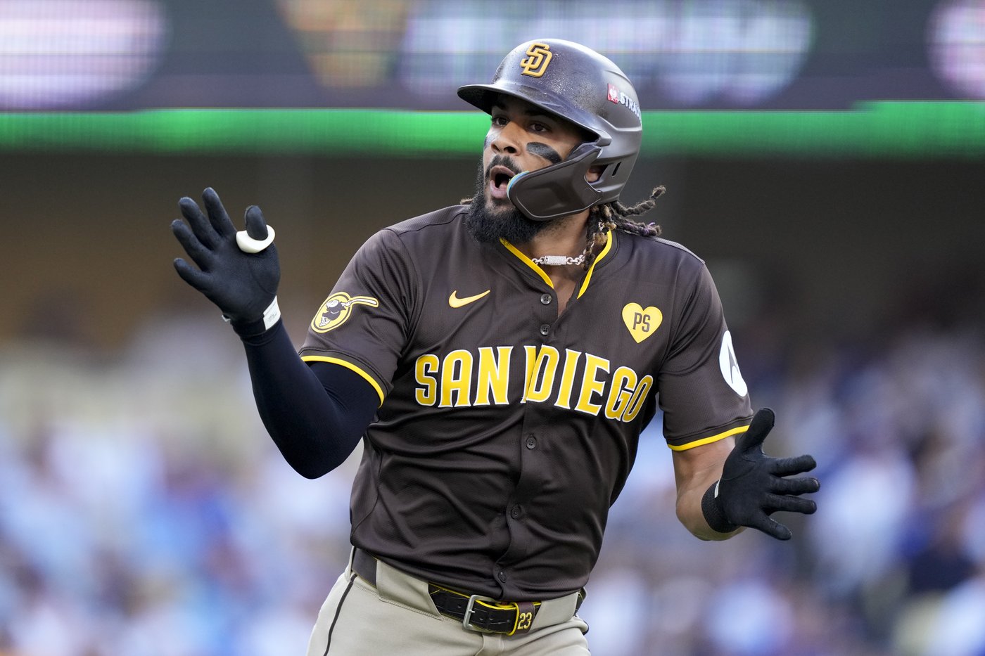 Dodger Stadium fans toss balls and trash on field, interrupt Padres' 10-2 win that evens NLDS | iNFOnews.ca Dodger Stadium fans toss balls and trash on field, interrupt Padres' 10-2 win that evens NLDS | iNFOnews.ca
