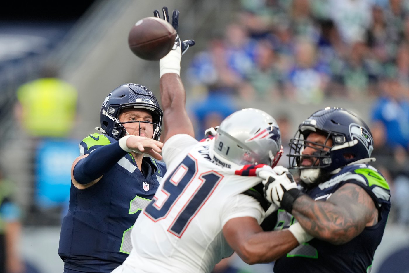Photos of the NFL season opener, a rare Super Bowl rematch between the Seahawks and Patriots | iNFOnews.ca